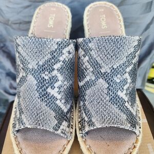 NWT TOMS WEDGE SANDALS SIZE 9 SNAKE PRINT SOFT INSOLE